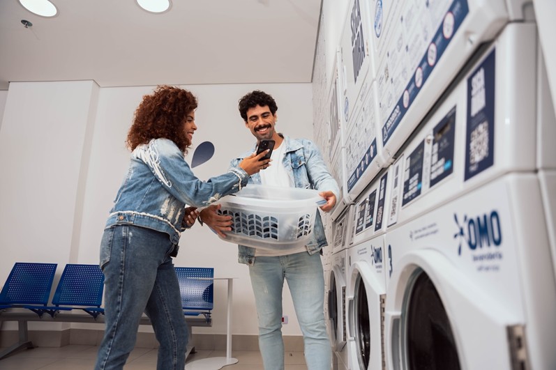 OMO amplia digitalização das lavanderias com aplicativo reformulado e totens de pagamento